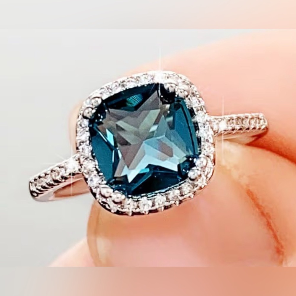 Gorgeous Dillards Blue & White Sapphire cocktail ring 8